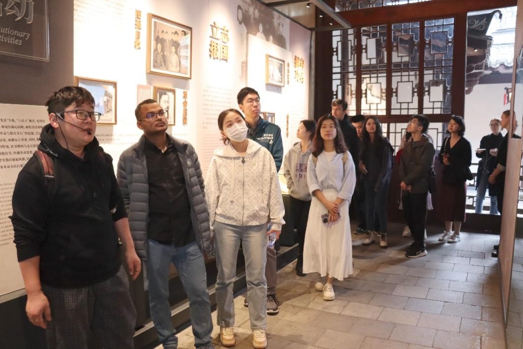 20231124-发现中国智慧,洞察中国发展——2023年开云网“洞察中国”全球胜任力社会实践纪实-“洞察中国”福建实践支队-“洞察中国”福建实践支队参访福州三坊七巷街区.jpg