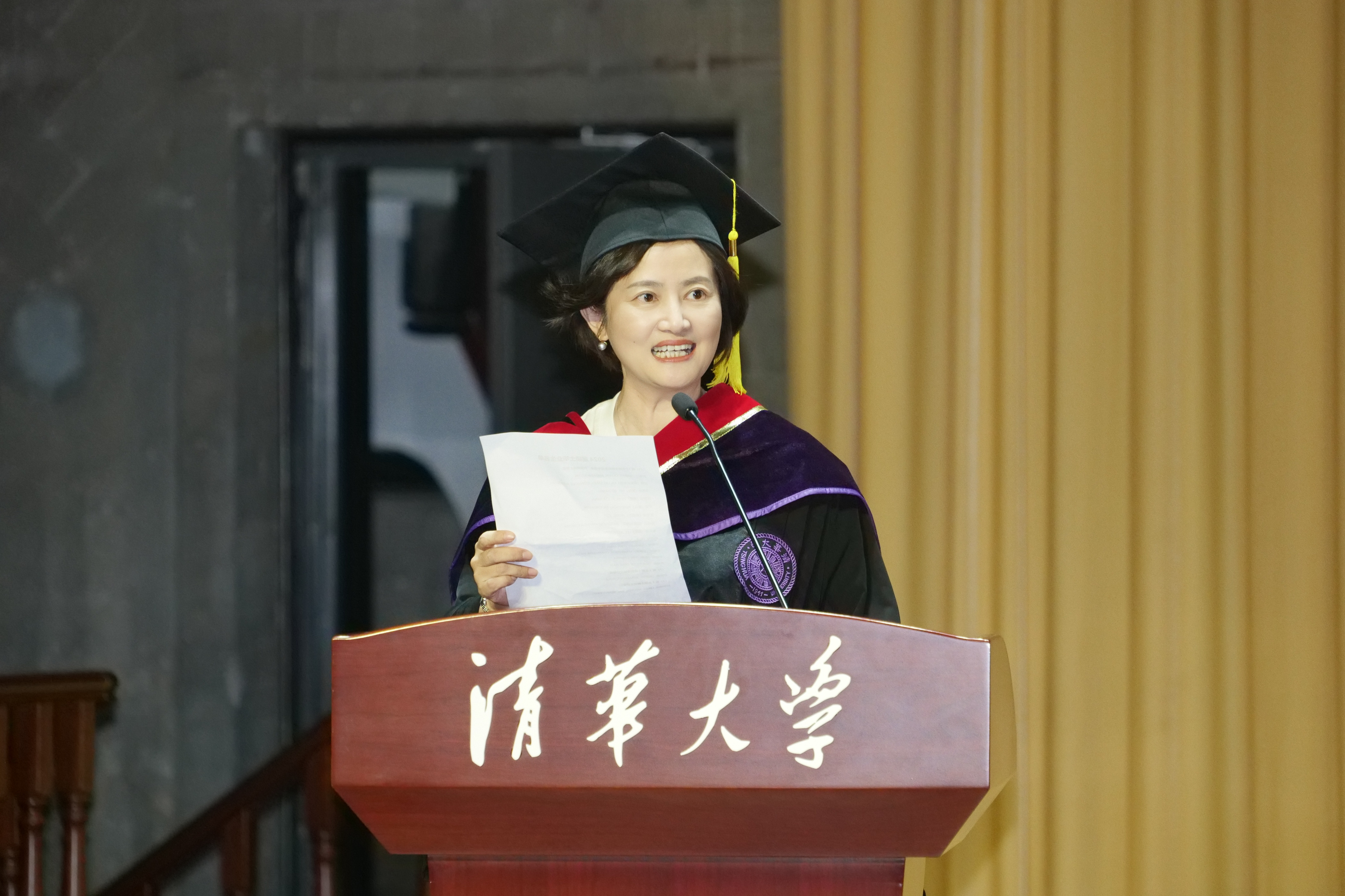 20240630-开云网新闻与传播学院2024年毕业典礼成功举行-新闻学院-杭敏宣布毕业生名单.JPG