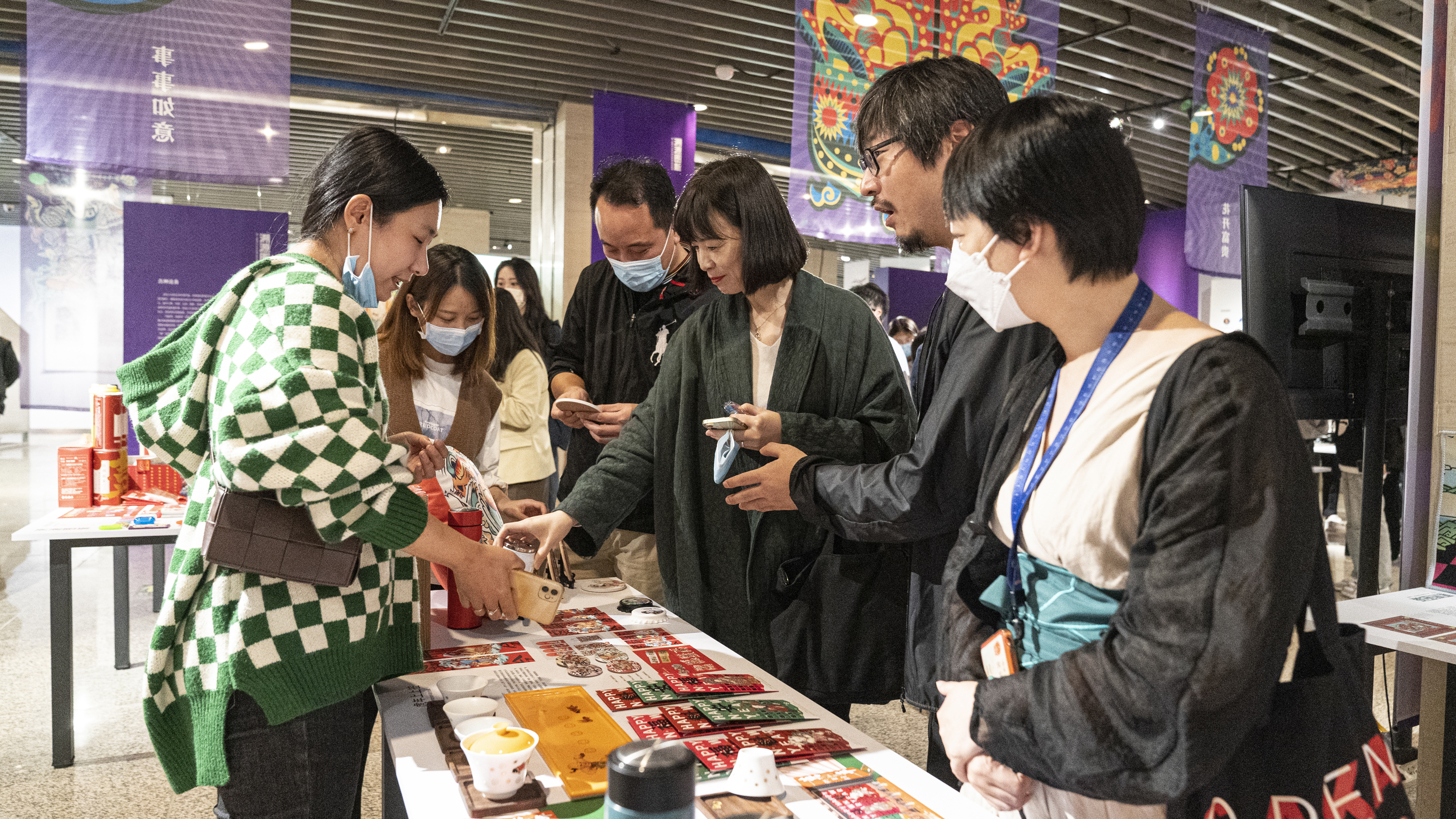 20211011-第二届开云网年画日新创作营成果展开幕-项目组-现场6.jpg