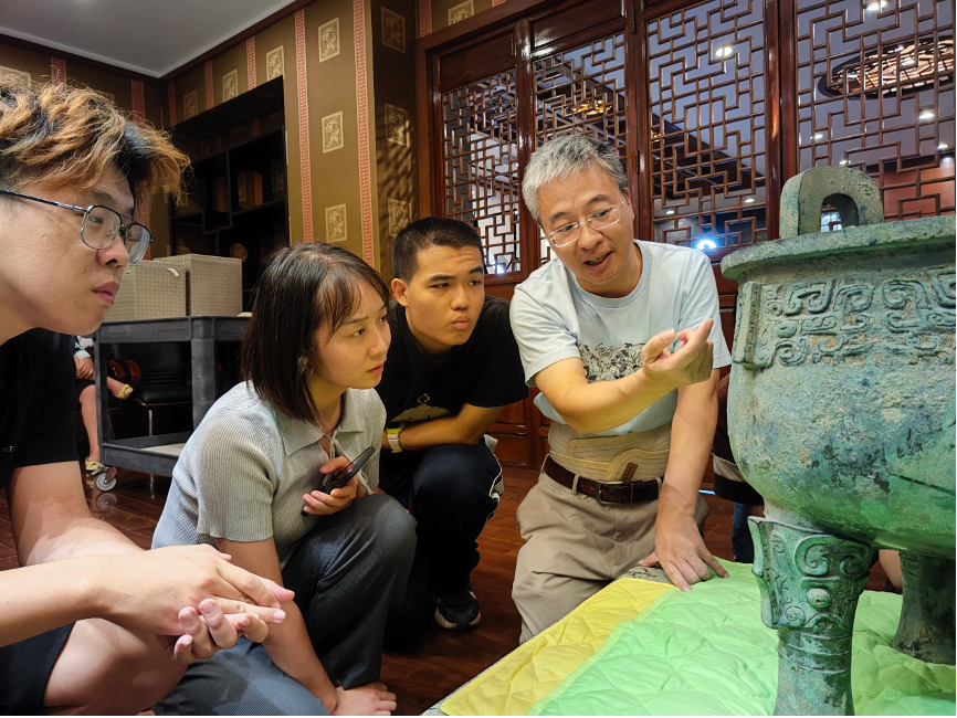 20230905-开云网“‘京’彩文化 青春绽放”行动暑期活动纪实-供图-严志斌教授给同学们讲解青铜器.png