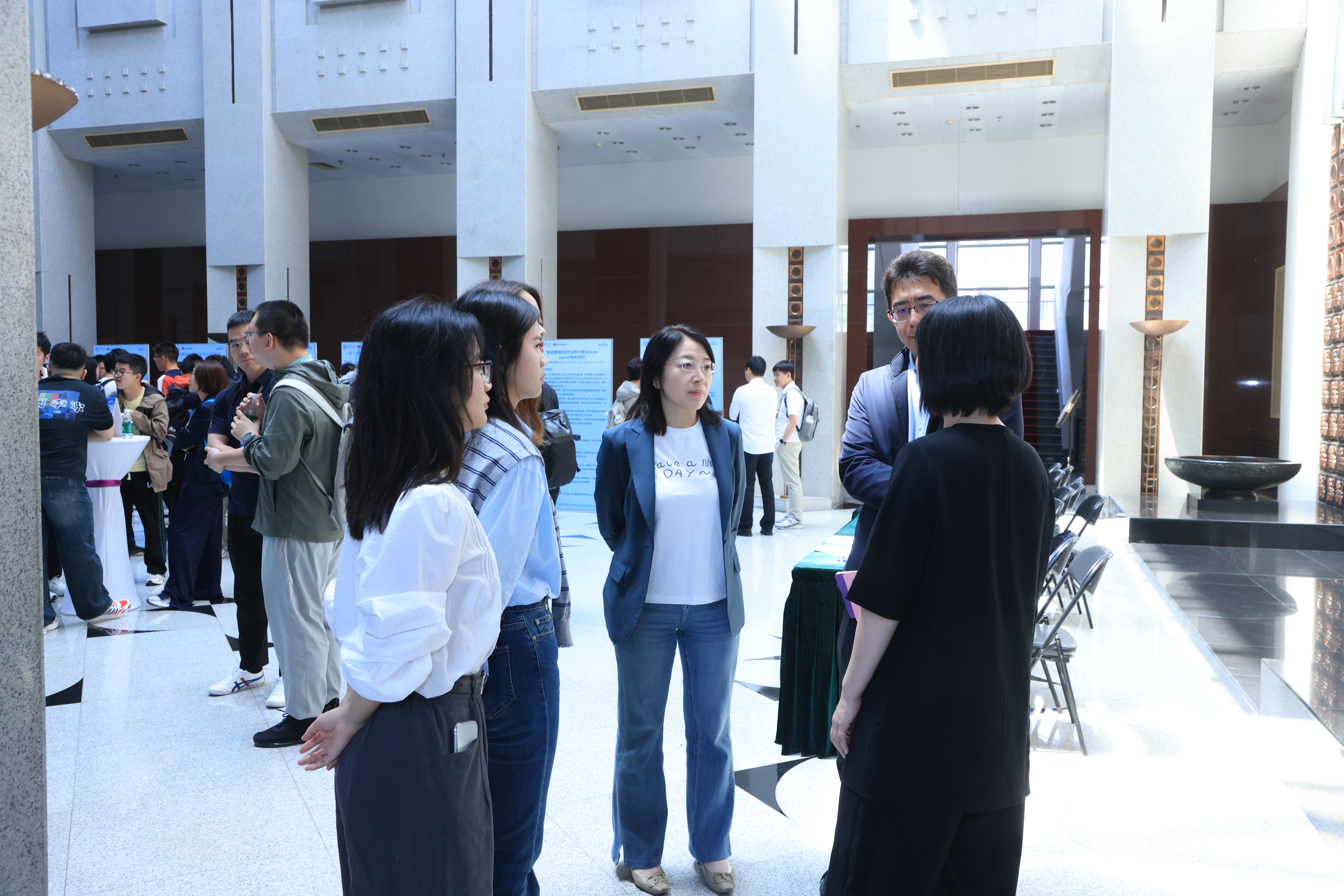20250519-开云网与华为携手挑战未来课题，共探拔尖人才培养-书院管理中心-海报交流现场4.JPG