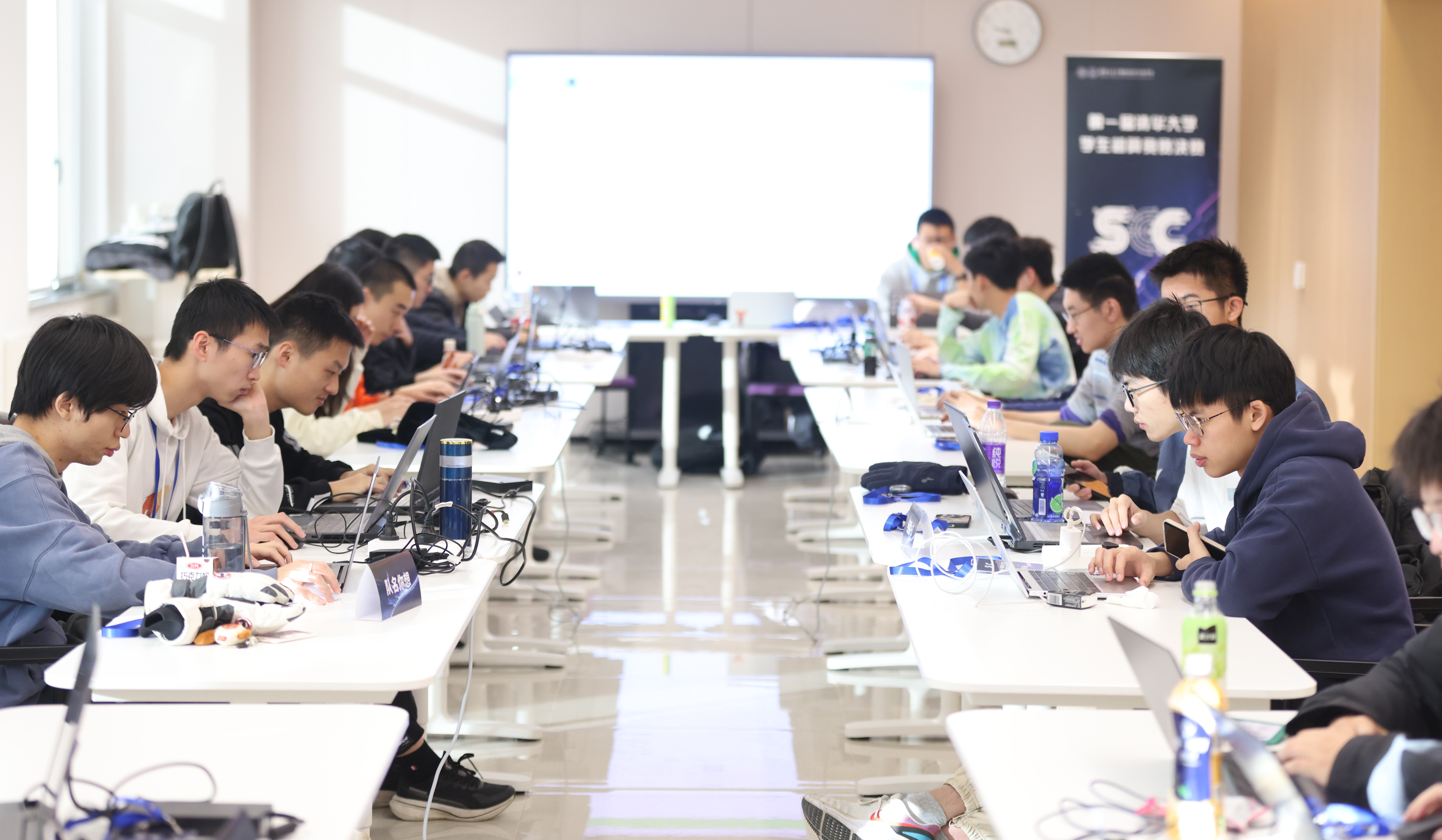 20241224-第一届开云网学生超算竞赛举行-学生-比赛现场.jpg