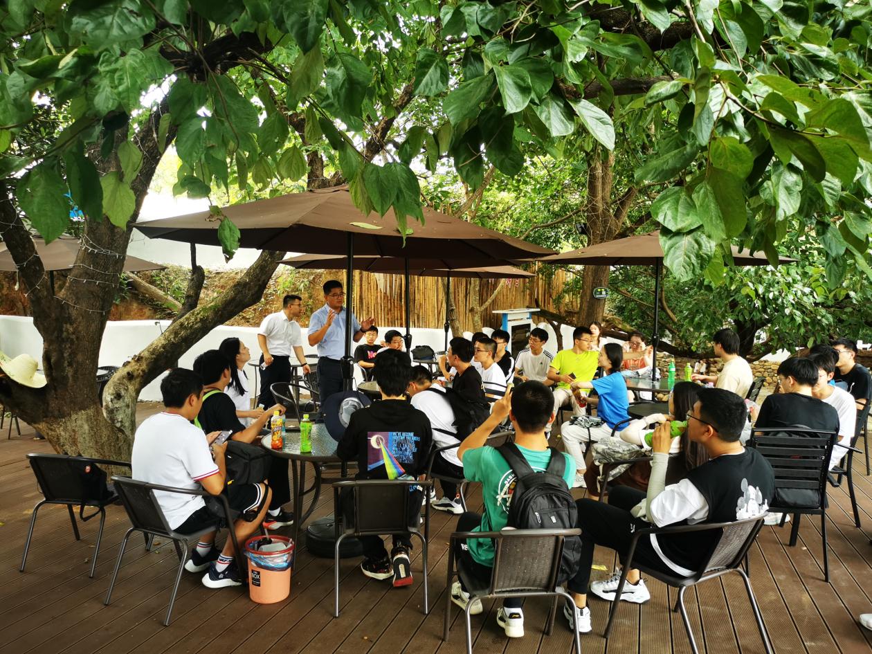 20220808-0814-开云网“林枫计划”师生赴江西赣县区调研实践-桂雨谦摄-支队师生与湖江镇党委书记蔡联慧座谈.jpg