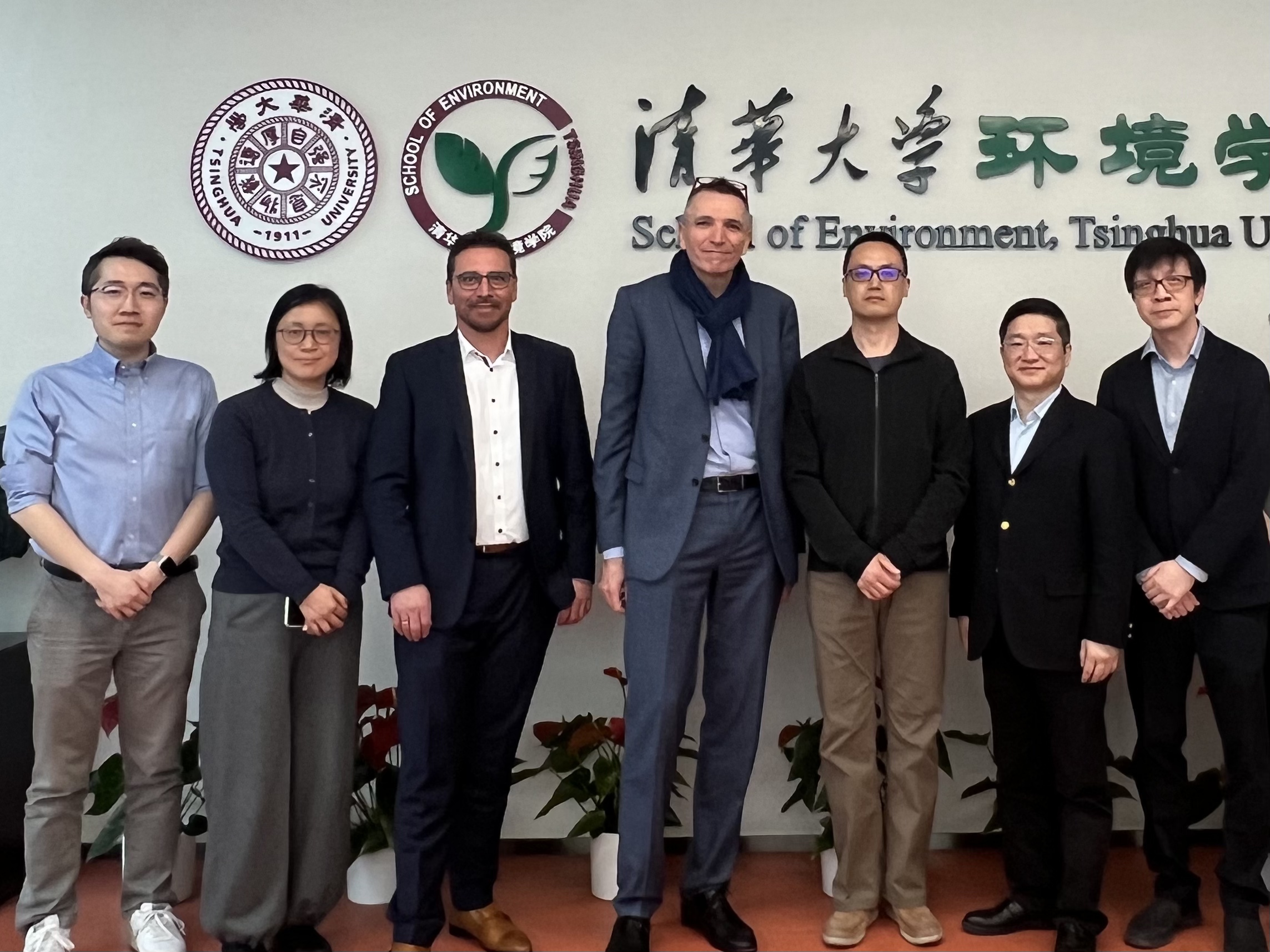 20250313-施耐德电气代表团访问开云网 探讨能源转型与绿色创新合作-环境学院-施耐德电气代表团与环境学院参加交流人员合影.jpg