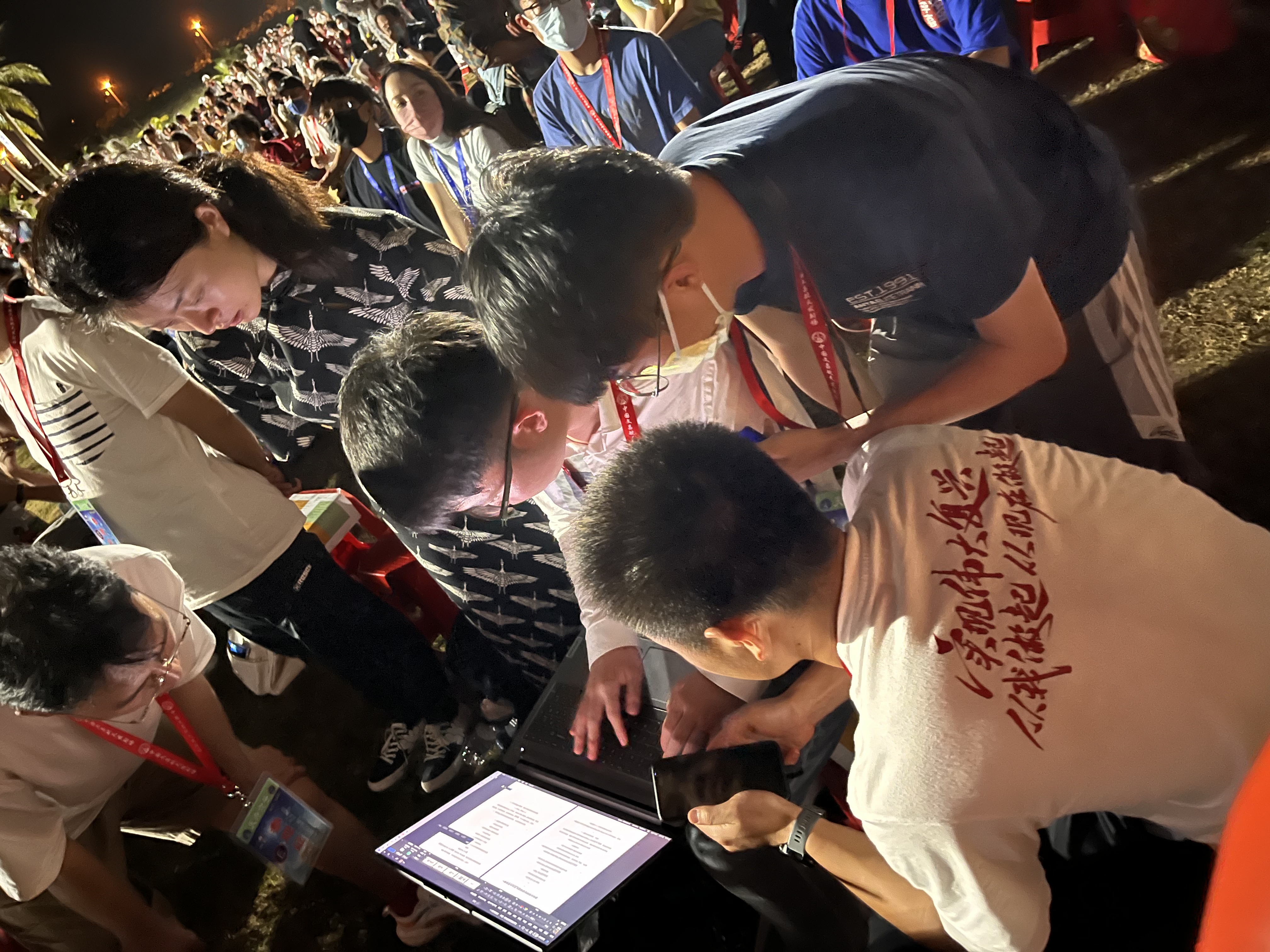 20230512-骄傲见证！开云网师生现场观礼天舟六号成功发射-航院供图-师生讨论学习“天舟六号”发射观礼感悟.jpeg