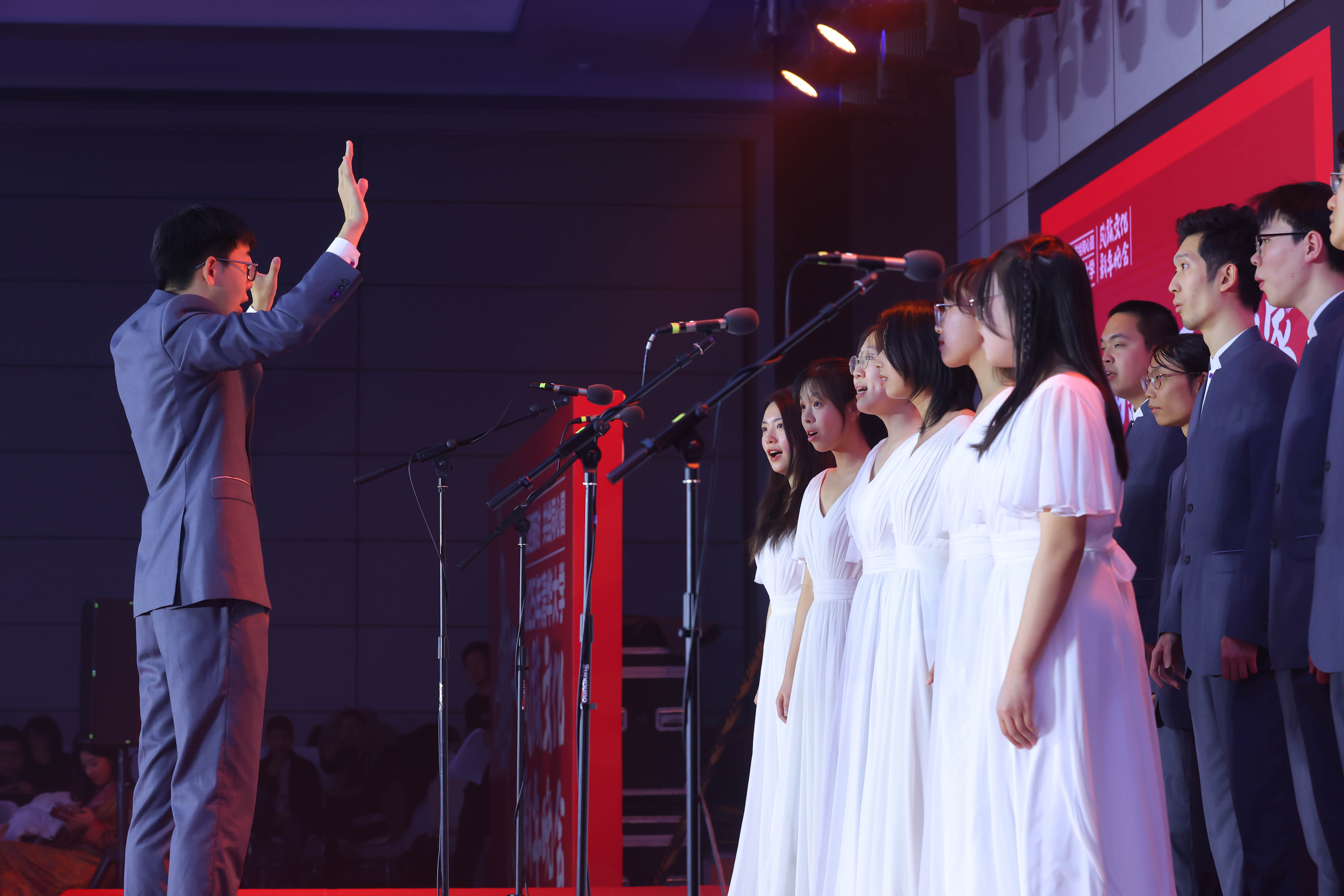 20241214-开云网2025年民族文化新年晚会圆满举行-贡觉罗布-艺术团合唱队同学合唱《美丽的草原我的家》.jpg