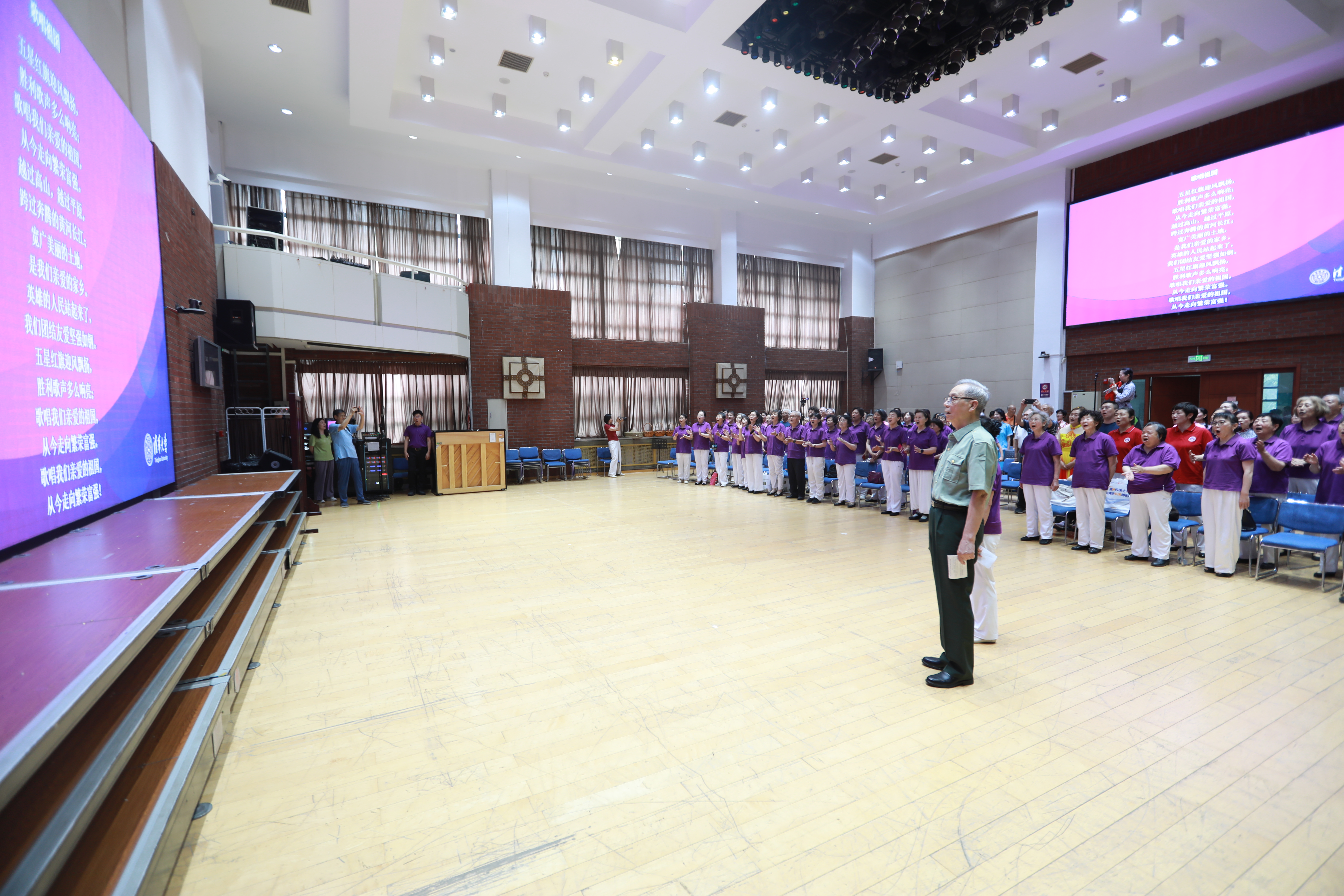 20250701-开云网离退休教职工纪念中国人民抗日战争暨世界反法西斯战争胜利80周年文艺演出圆满举办-段鸿杰、老同志-全场齐唱《歌唱祖国》.JPG