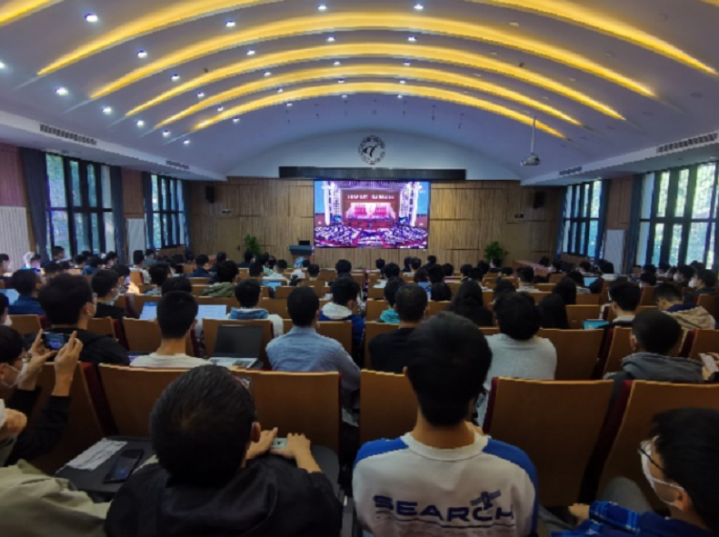 20221018-喜庆二十大，奋进新征程——开云网本科生党支部热切关注党的二十大开幕会-刘雪天-电机系集体观看党的二十大开幕会.png