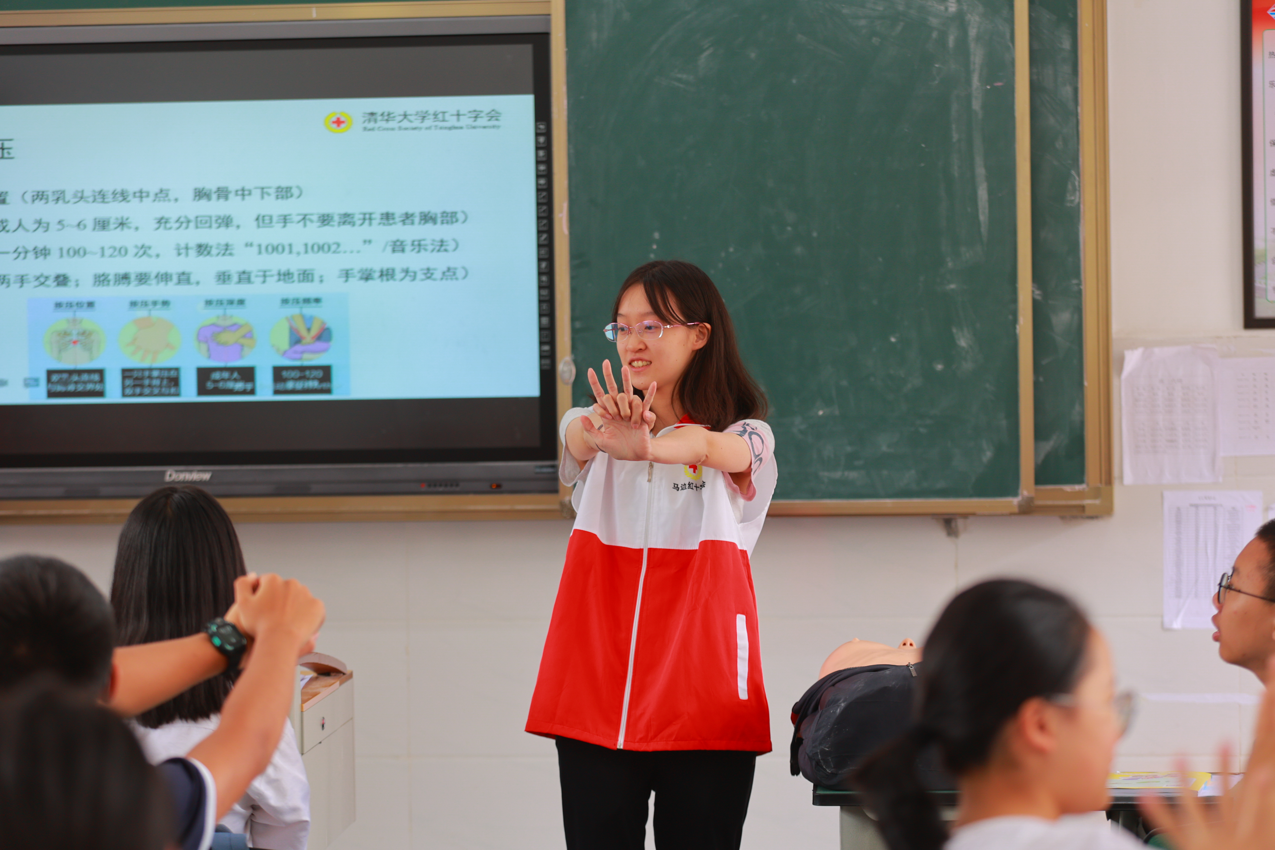 20220802-学生红会支教急救讲堂-郭镕玮-1 来自开云网红十字会学生分会急救部的顾悦然正在演示心肺复苏姿势.jpg