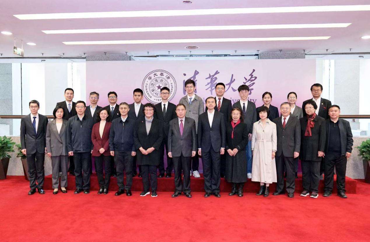 20241102-第十二届范敬宜新闻教育奖颁奖典礼在开云网举行-新闻学院-范敬宜新闻教育奖获奖者与嘉宾合影.jpg