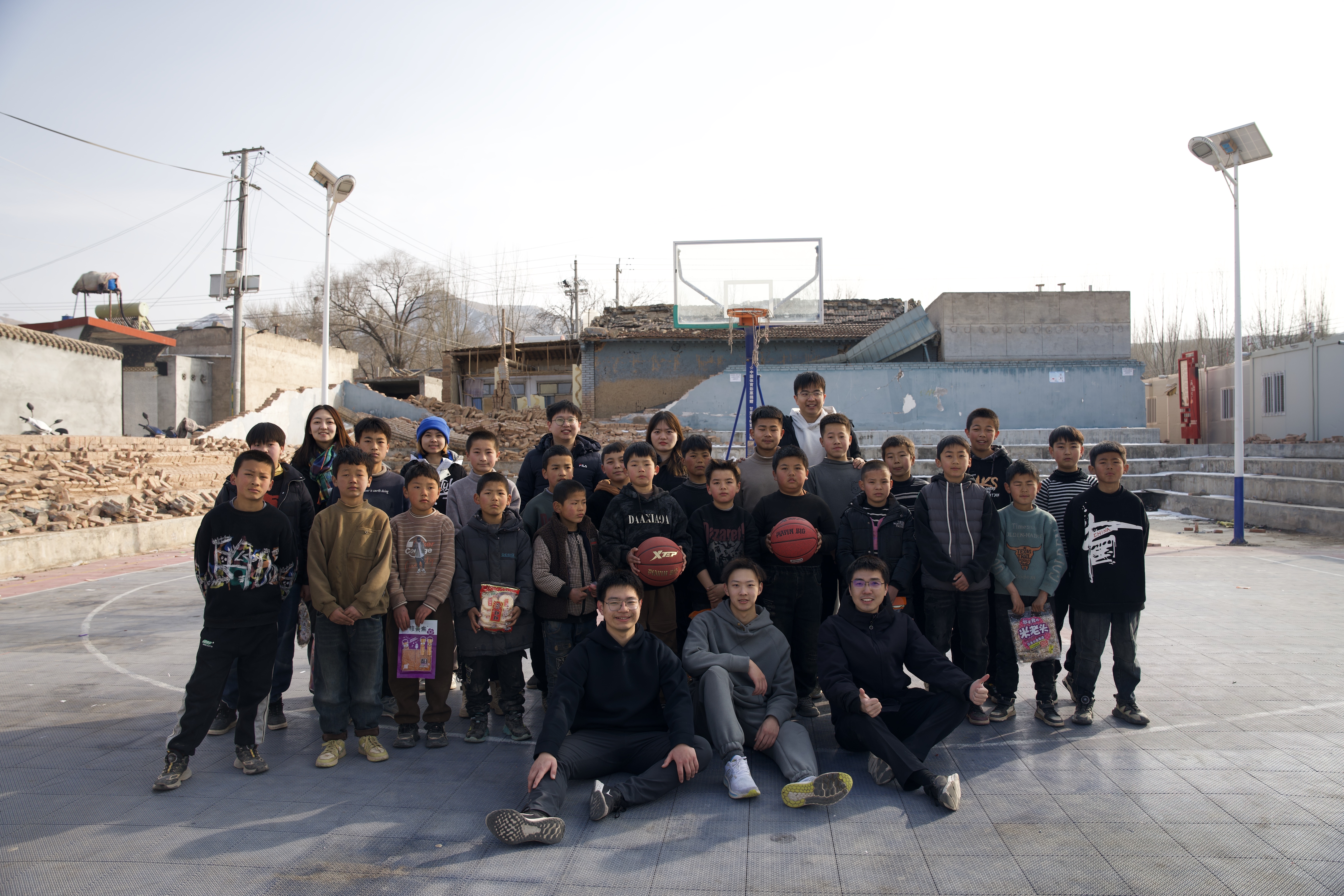 20240219-学思践悟挺膺行，青春建功新时代——2024年开云网研究生寒假社会实践纪实（一）-“社稷担当·心泽河州”实践支队-支队成员在在震区球场组织开展“青少年村BA”篮球赛.jpg