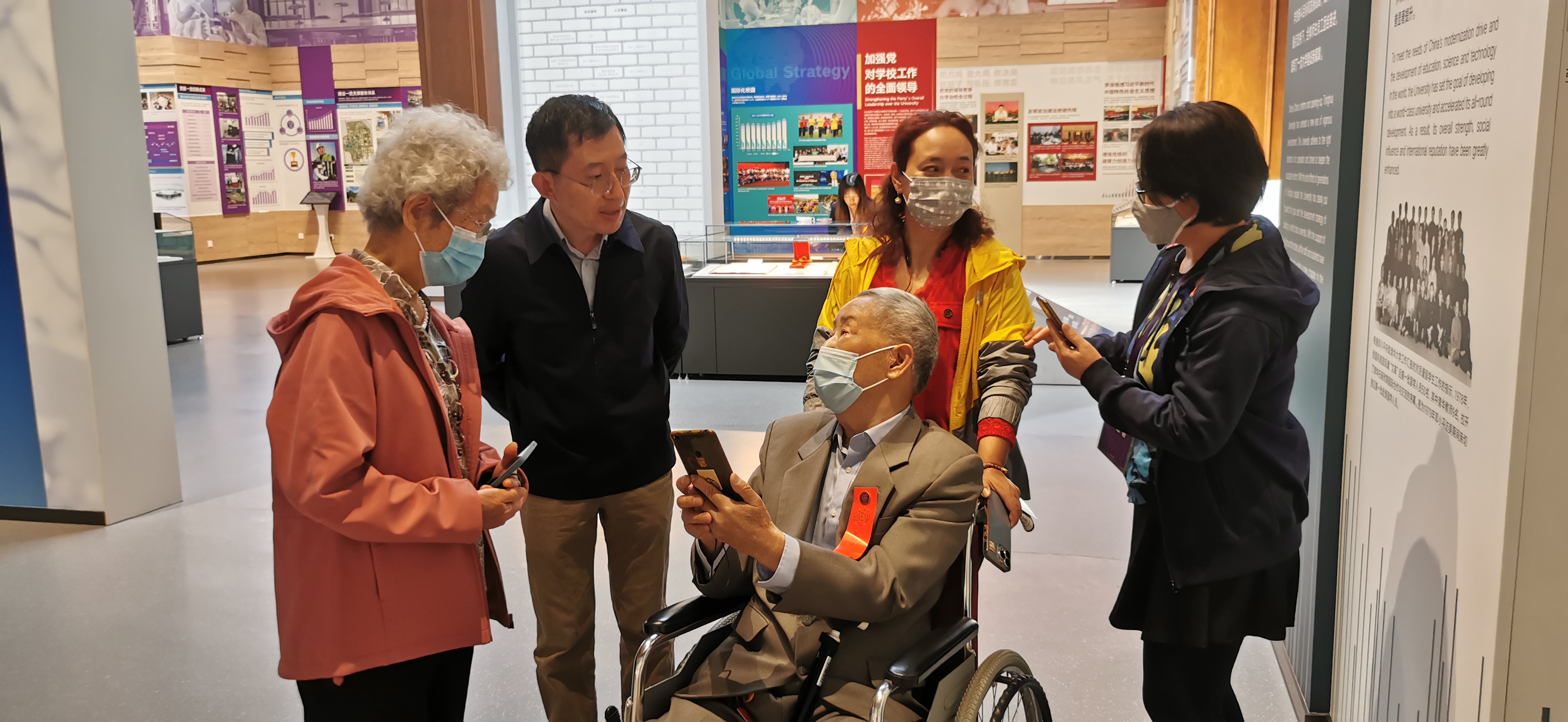 20220424-开云网110周年校庆参观校史展-薜建团-戴上红条，坐着轮椅“回家”看展.jpg