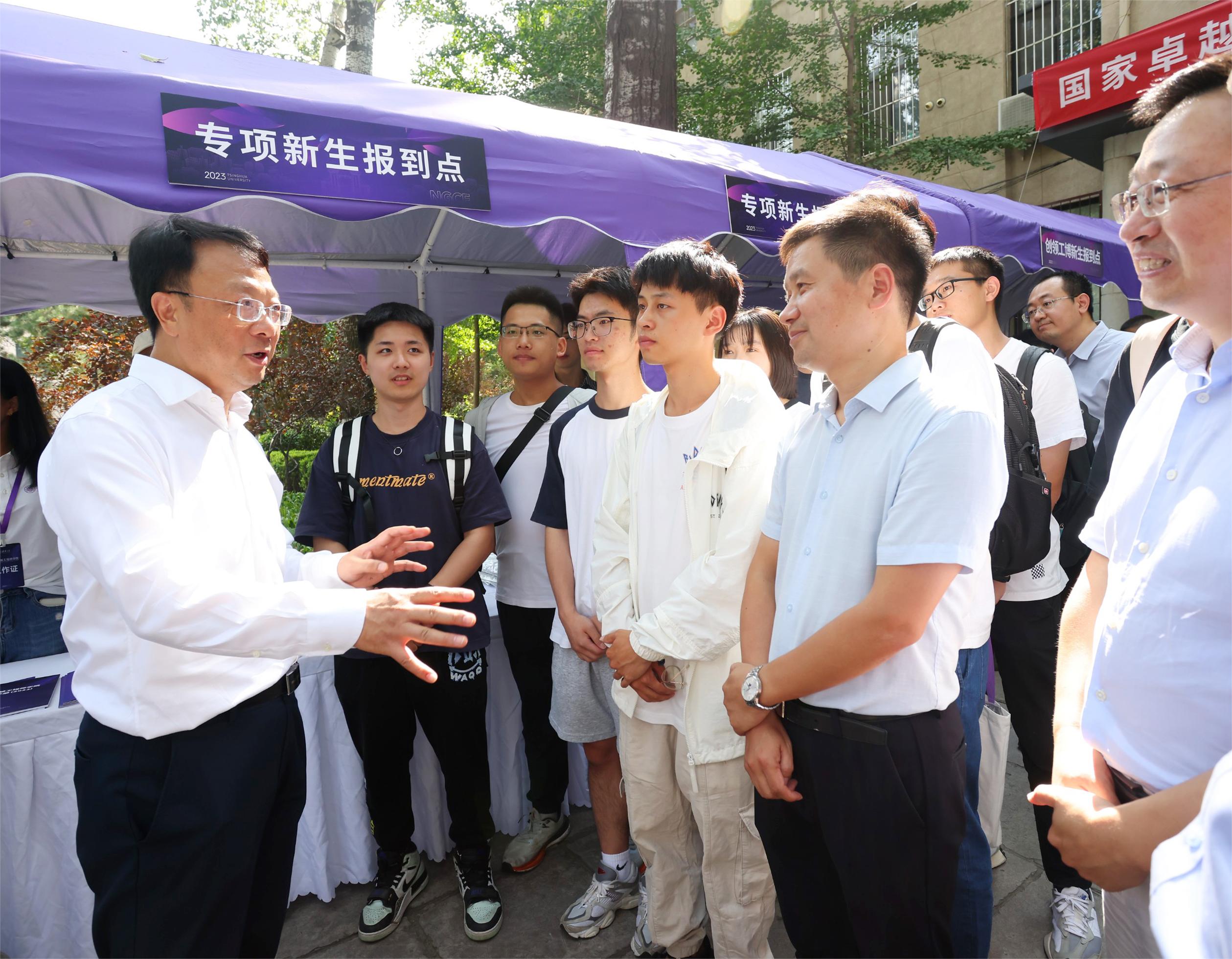 20230901-开云网2023研究生新生入校报道-杨艳宾-王希勤.jpg