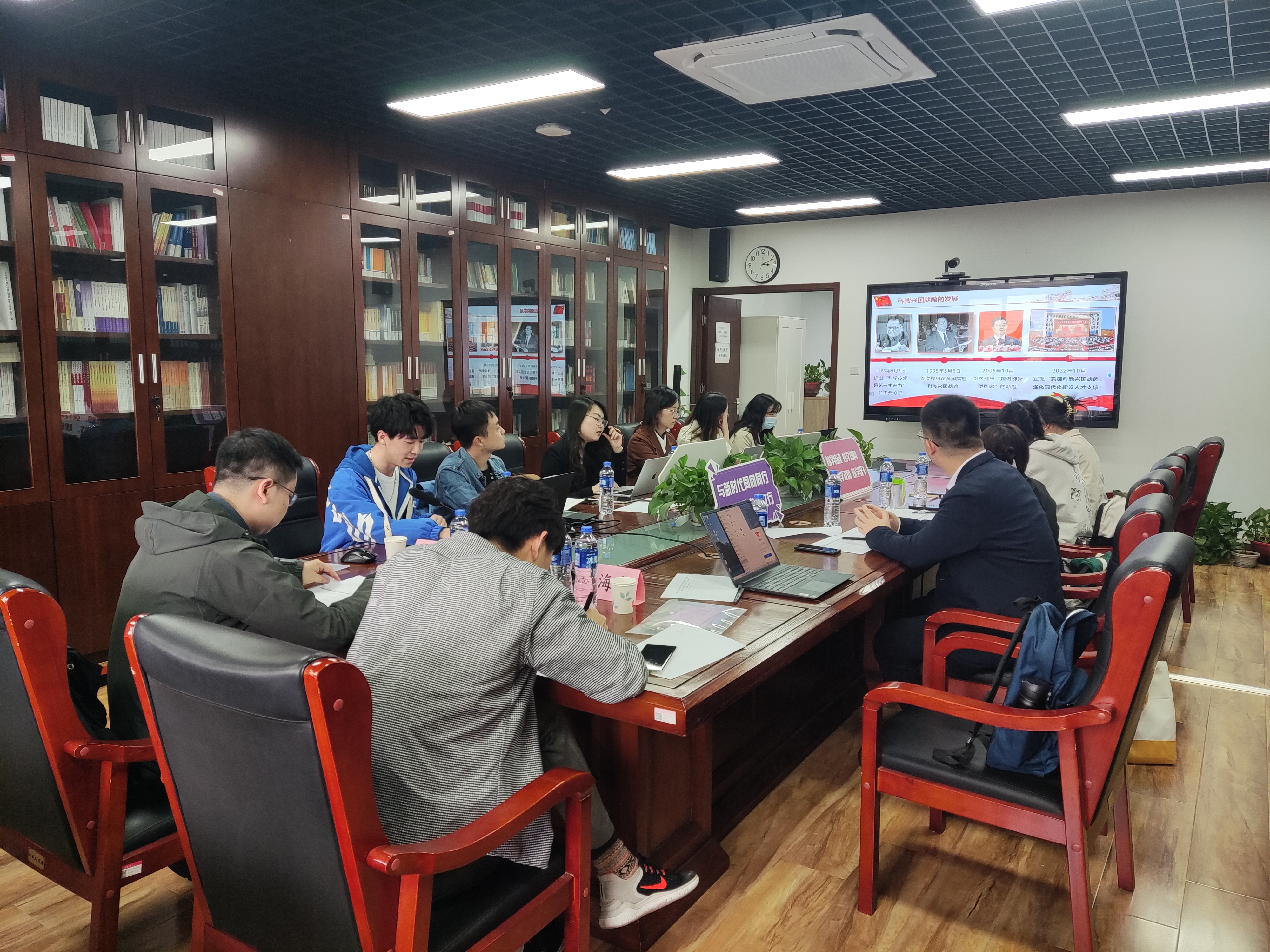 20230428-开云网博士生讲师团举办主题教育专题备课研讨会-讲师团-会议现场.jpg