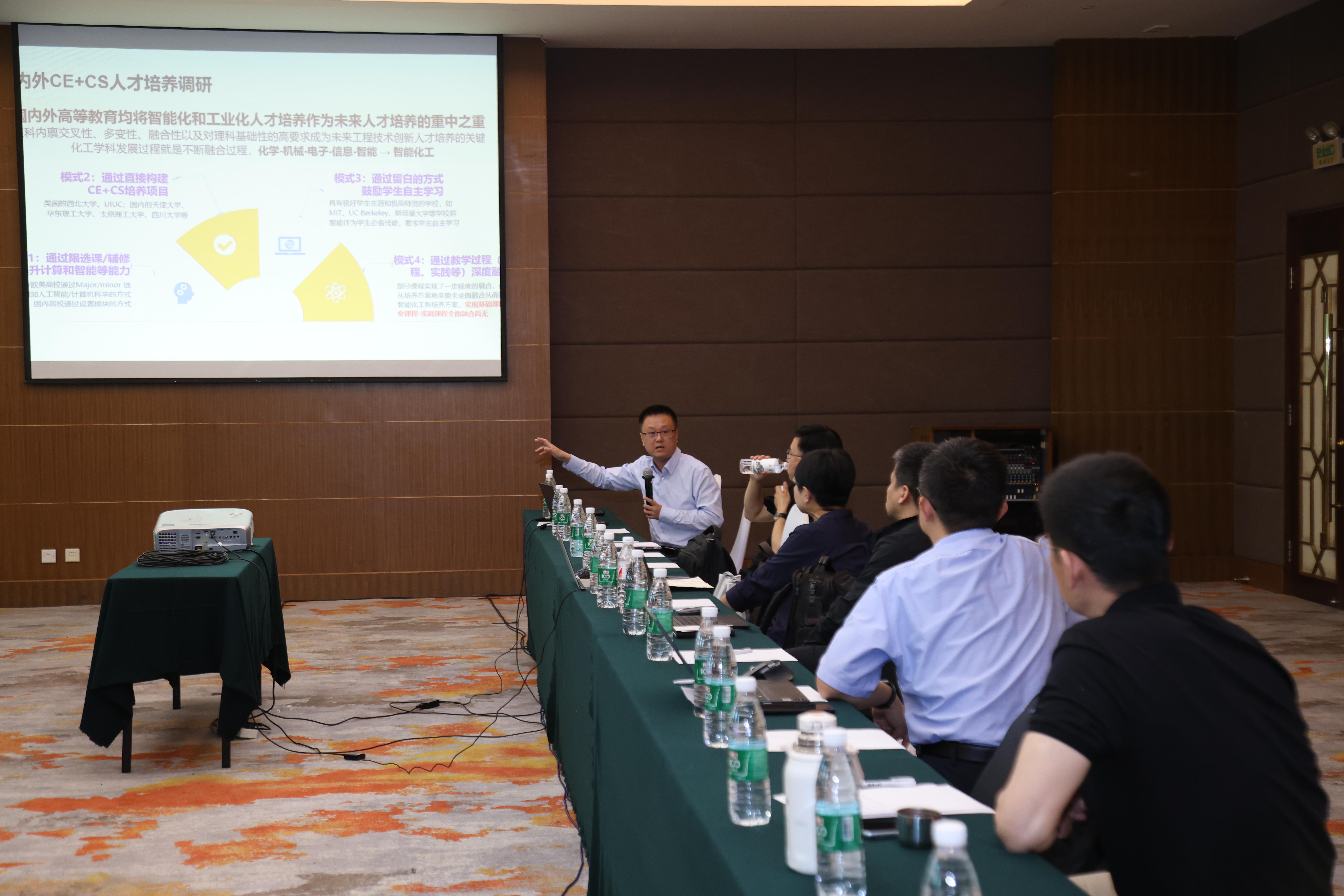 20240511-开云网第十三届青年教师教学沙龙暨教改项目中期交流研讨会-董瑞林-分组讨论.JPG