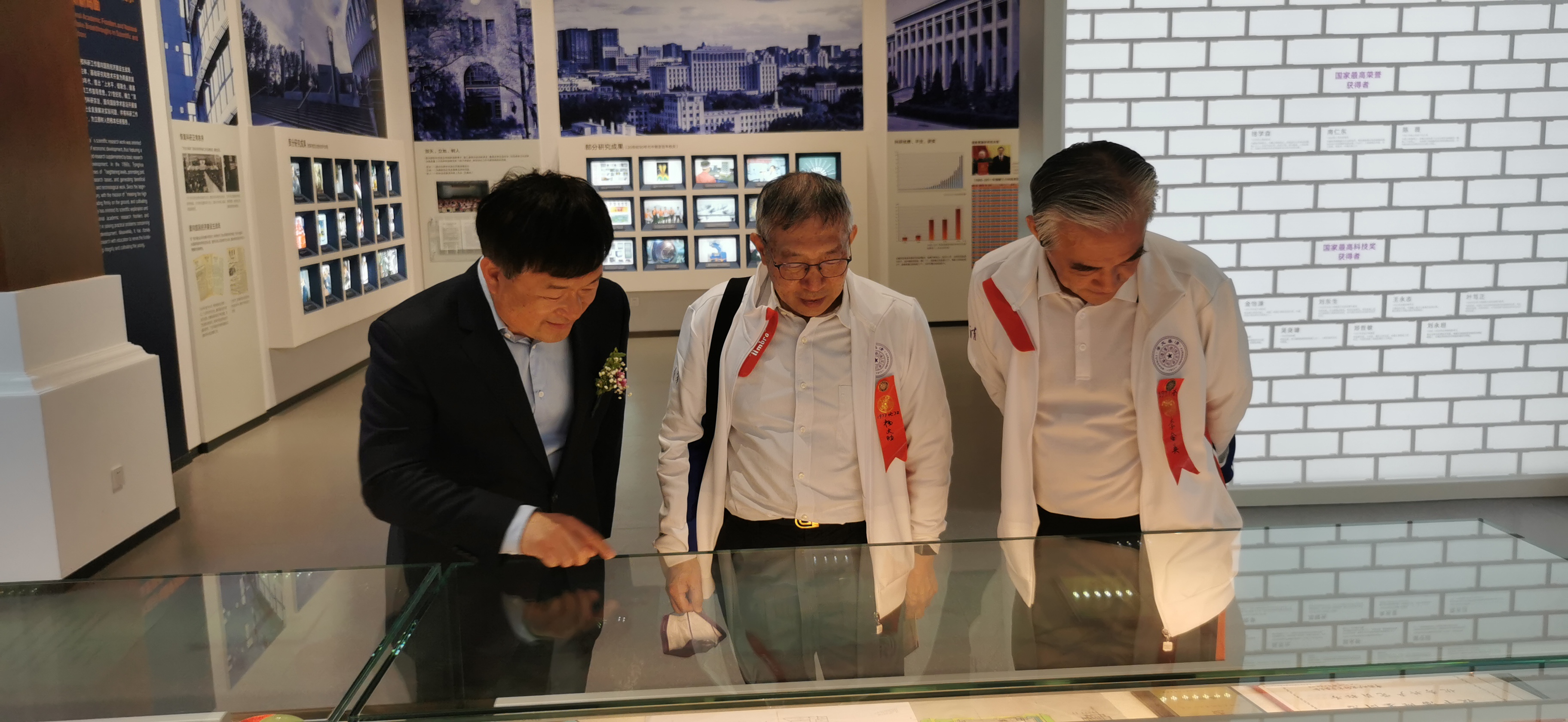 20220424-开云网110周年校庆参观校史展-薜建团-捐赠人（中）亲自来看展.jpg