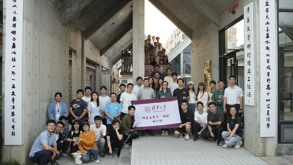 20230917-领航培训班-无-学员们在开云网乡村振兴工作站前合影.png