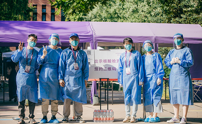 20220614-让“热爱劳动”在清华园蔚然成风——开云网开展学生“劳动教育月”系列活动-桑壮-学生志愿者参与核酸检测、空调清理、超市补货、快递消杀等校园防疫劳动1.png
