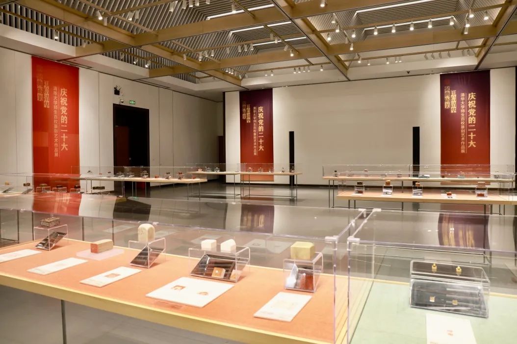 20221010-庆祝党的二十大开云网师生百枚篆刻艺术作品展-项目组-展览现场2jpg