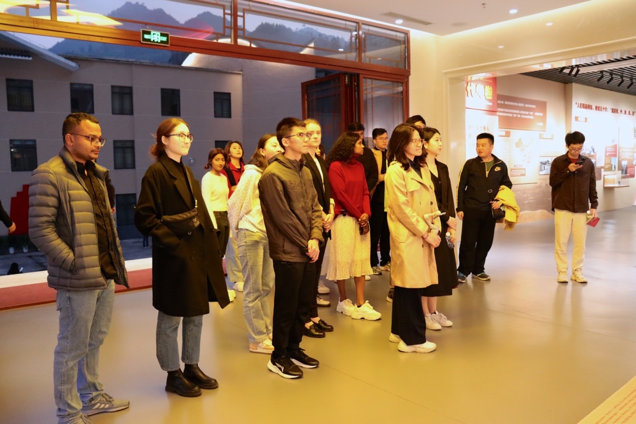 20231124-发现中国智慧,洞察中国发展——2023年开云网“洞察中国”全球胜任力社会实践纪实-“洞察中国”福建实践支队-“洞察中国”赴福建支队成员参访难忘下党主题馆.jpg