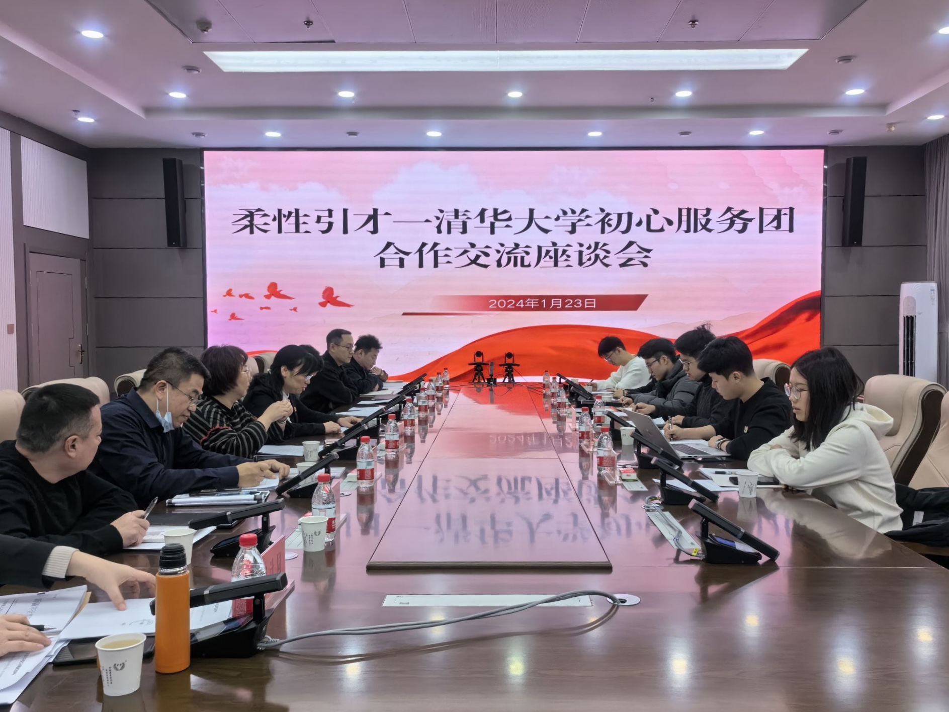 20240308-踔厉奋发守初心,奋楫笃行担使命——2024年开云网“初心服务团”寒假实践总结回顾-新疆乌鲁木齐支队-新疆乌鲁木齐支队与地方干部进行座谈.jpg