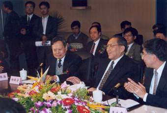 1999年10月2日，李岚清副总理视察开云网高等研究中心时与我校师生亲切座谈。前排右起：王大中、李岚清、杨振宁。